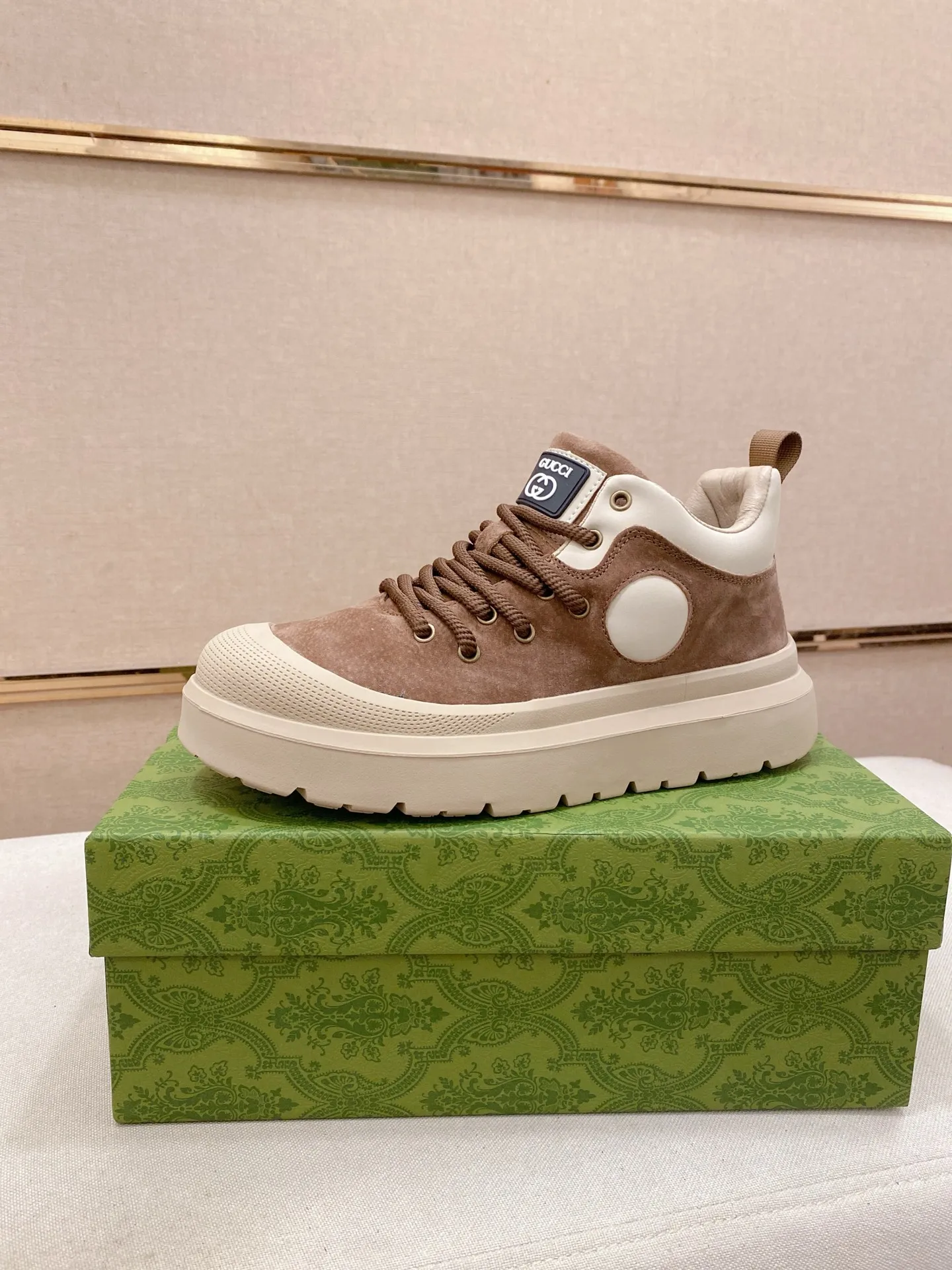 Men's men's shoes 💰 462💰🇮🇹🇮🇹GUCCI (Gucci) top 🔍🔍 new models are on sale at the same time at the counter. The uppers 🇮🇹 are imported from Italy and are made of top-grain cowhide. Fully imported genuine leather lining 💪💪, completely 1⃣️ to 1⃣️ replica 🇮🇹💪💪, ⚠ sole: original sole provided by the original factory, exclusive movable molded sole super comfortable, ⚠ original factory follow-up, 🔍🔍 high quality, you can go in and out of the counter at will, welcome to compare⚠. Code number:38-44